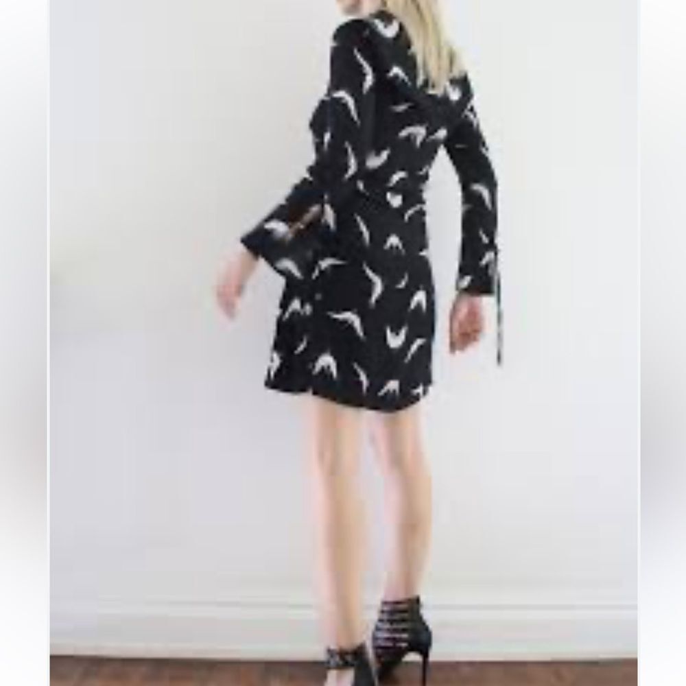Dynamite Women’s Swallow Bird long tie sleeve scoop neck dress size medium EUC!